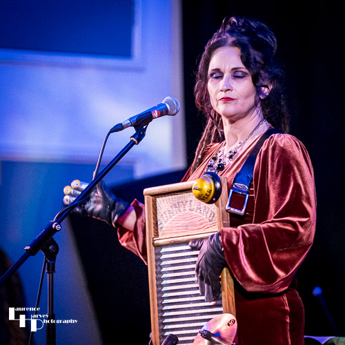 Jo Carley on vocals & washboard