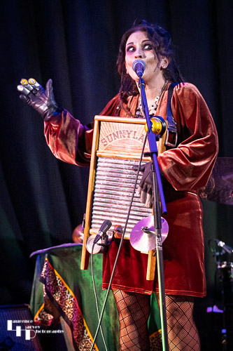 Jo Carley on vocals & washboard