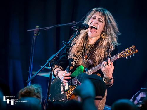 Lee-la Baum on vocals & guitar