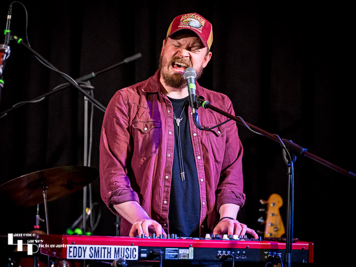 Eddy Smith on vocals & keys 