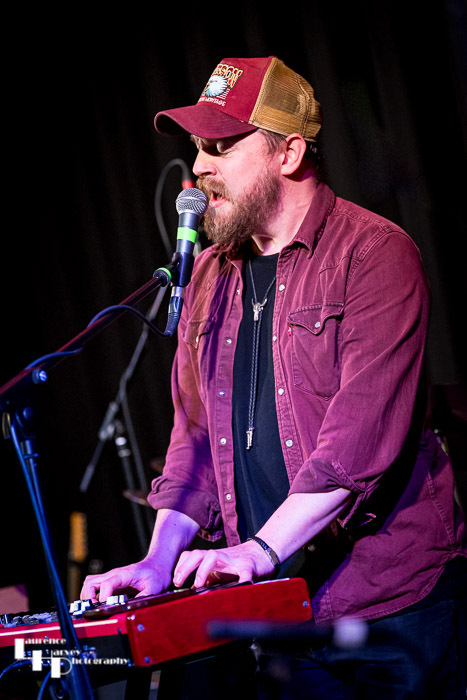 Eddy Smith on vocals & keys 