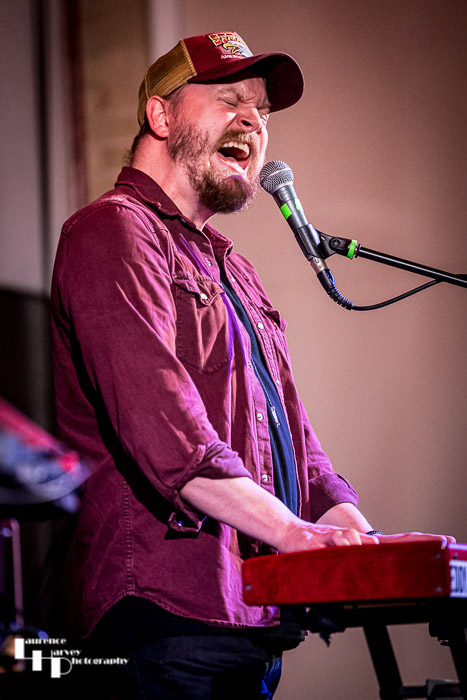 Eddy Smith on vocals & keys 