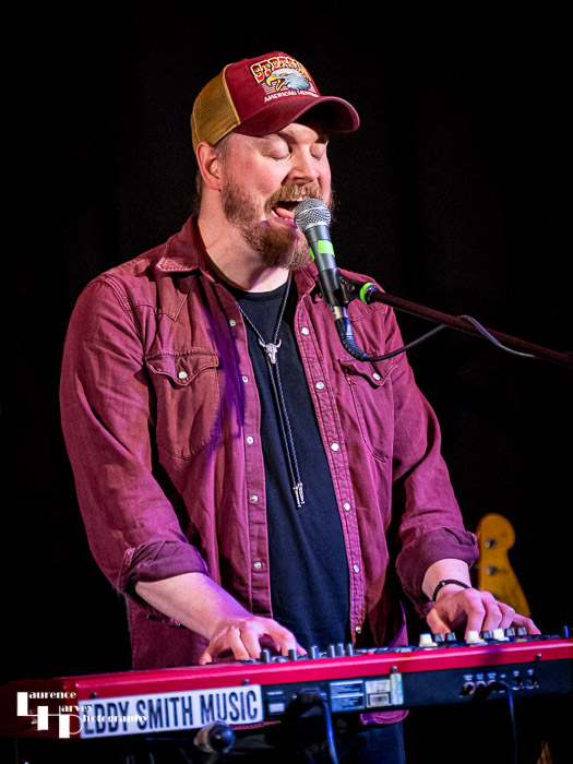 Eddy Smith on vocals & keys 