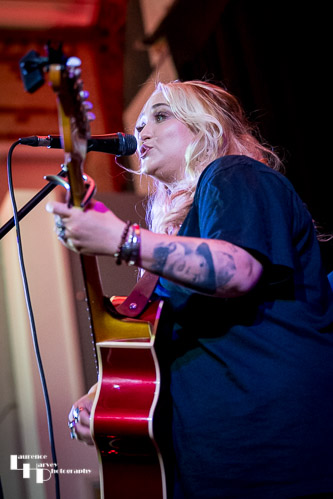 Georgia Nevada on vocals & guitar