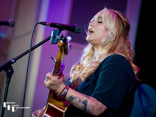 Georgia Nevada on vocals & guitar