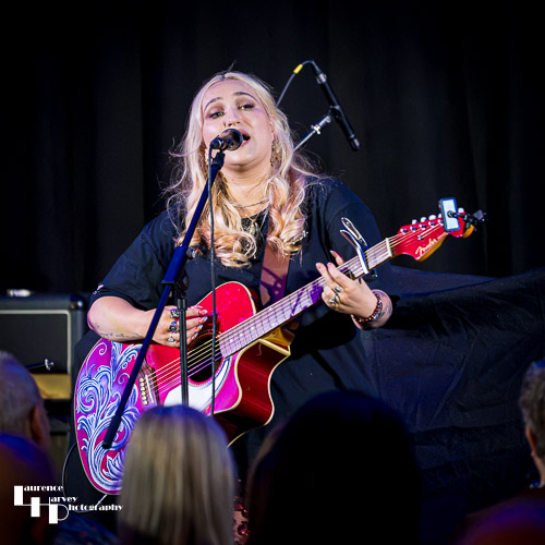 Georgia Nevada on vocals & guitar