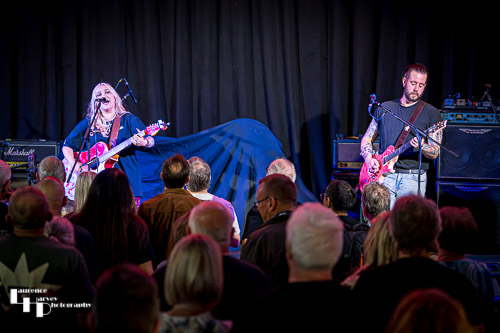 Georgia Nevada on vocals & guitar, Edd Robinson on guitar