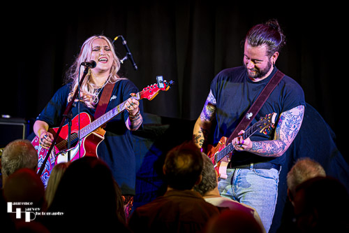 Georgia Nevada on vocals & guitar, Edd Robinson on guitar