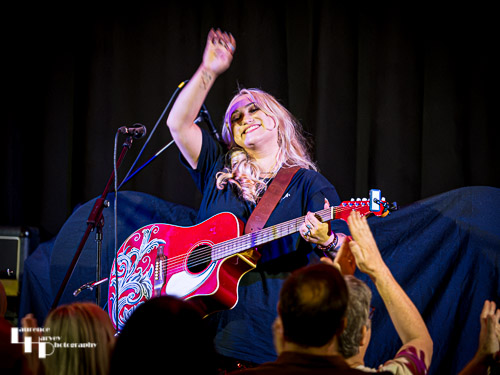 Georgia Nevada on vocals & guitar