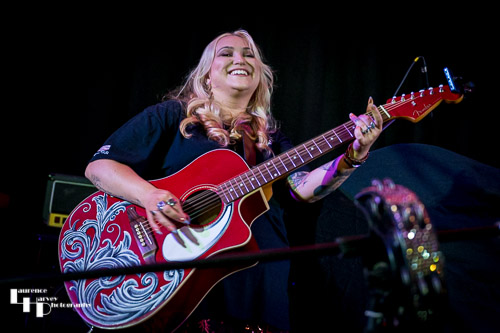 Georgia Nevada on vocals & guitar