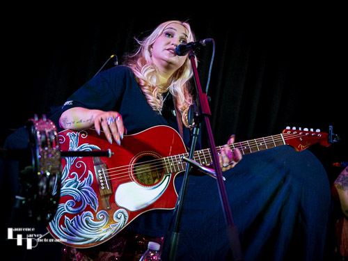 Georgia Nevada on vocals & guitar