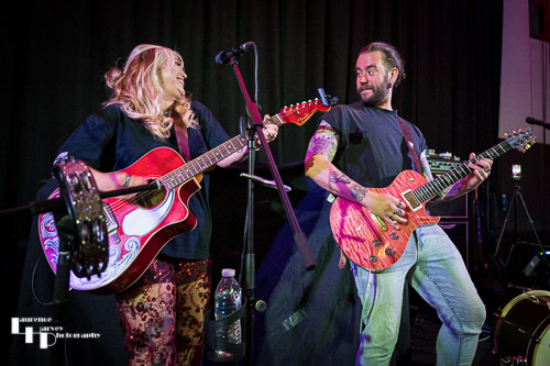 Georgia Nevada on vocals & guitar, Edd Robinson on guitar