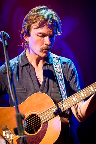 Greene (Joe Anderton) on vocals & guitar