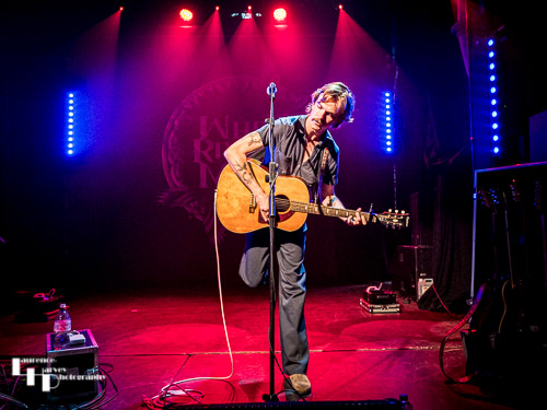 Greene (Joe Anderton) on vocals & guitar