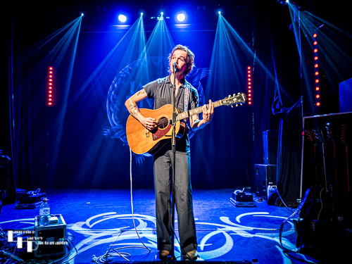 Greene (Joe Anderton) on vocals & guitar