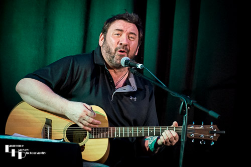 Alan Nimmo on guitar & vocals