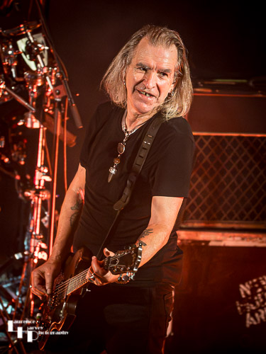 Justin Sullivan on vocals & guitar