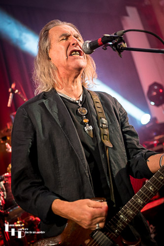 Justin Sullivan on vocals & guitar