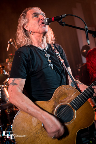 Justin Sullivan on vocals & guitar