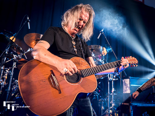 Justin Sullivan on vocals & guitar