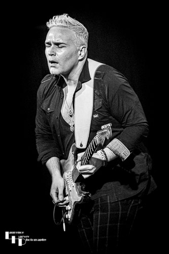 Philip Sayce on vocals & guitar