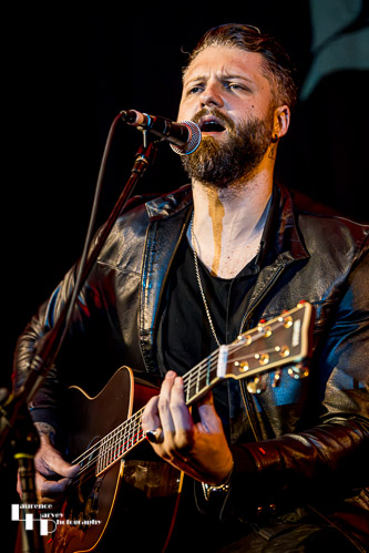 Ross Harding on vocals & guitar