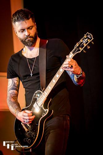 Ross Harding on vocals & guitar