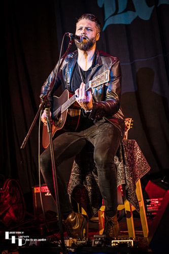 Ross Harding on vocals & guitar
