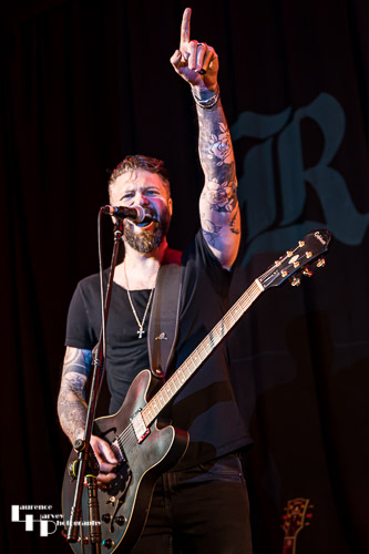 Ross Harding on vocals & guitar