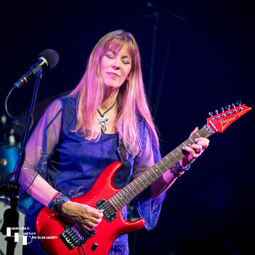 Amanda Lehmann on vocals & guitar