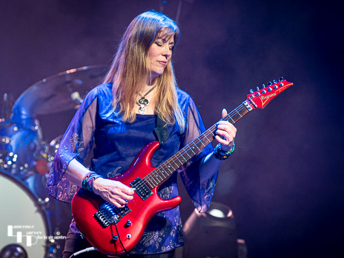 Amanda Lehmann on vocals & guitar