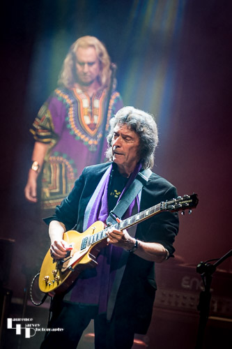 Steve Hackett on guitar, Nad Sylvan on vocals