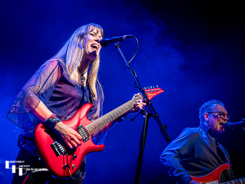 Amanda Lehmann on vocals & guitar