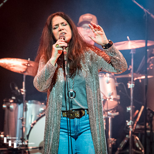 Sari Schorr on vocals