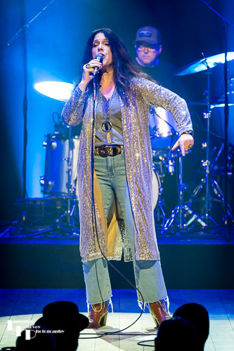 Sari Schorr on vocals