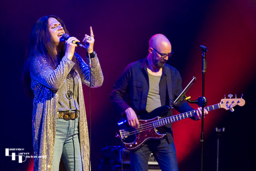Sari Schorr on vocals, Carl Stanbridge on bass