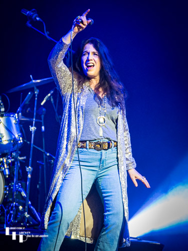 Sari Schorr on vocals