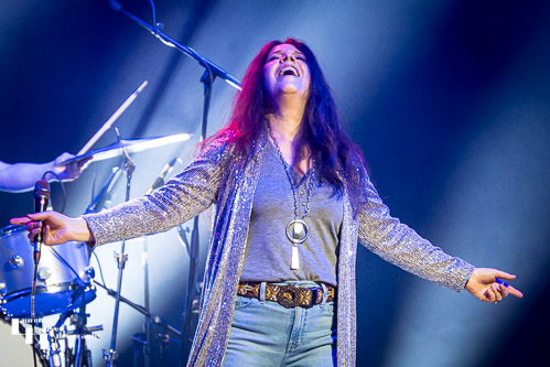 Sari Schorr on vocals