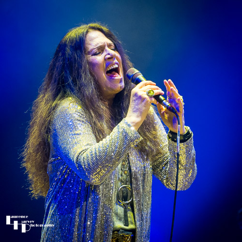 Sari Schorr on vocals