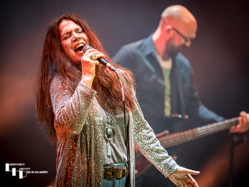 Sari Schorr on vocals