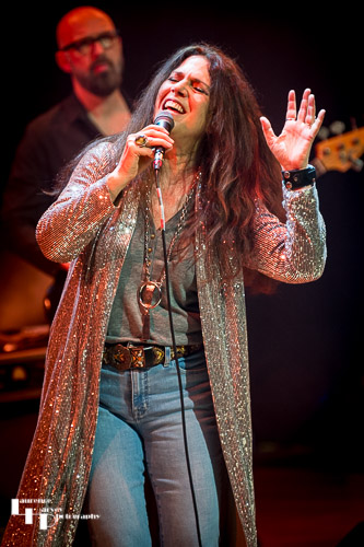 Sari Schorr on vocals