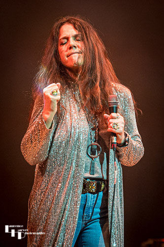 Sari Schorr on vocals