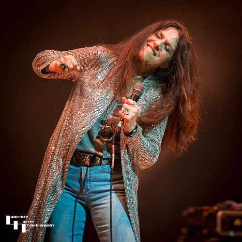 Sari Schorr on vocals