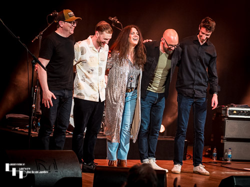 Sari Schorr & her band take their final bows at The Apex