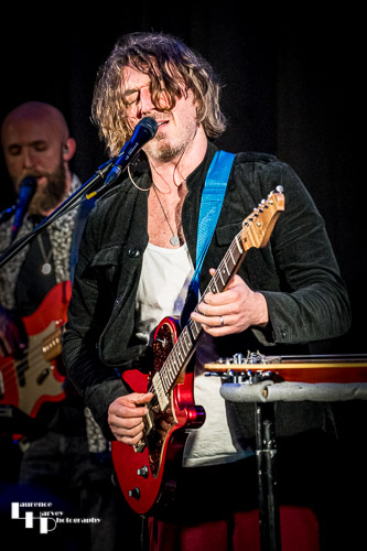 Wille Edwards on vocals & guitar