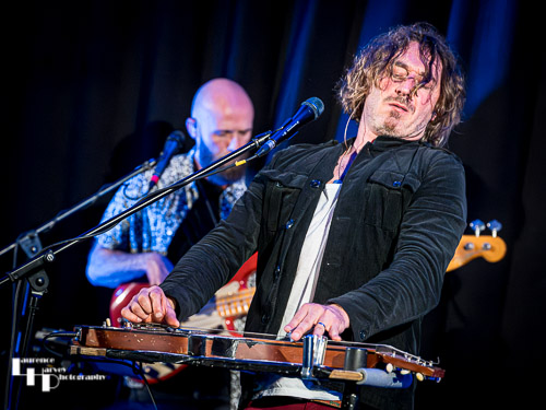 Wille Edwards on vocals & lap steel