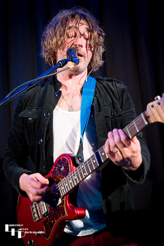 Wille Edwards on vocals & guitar