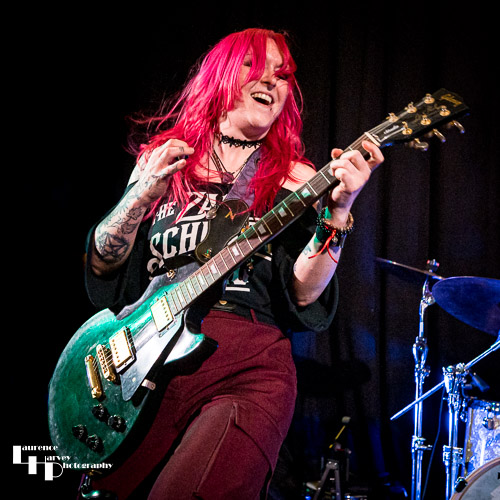 Steph Ashcroft on vocals & guitar