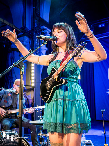 Grace Bond on vocals & mandolin