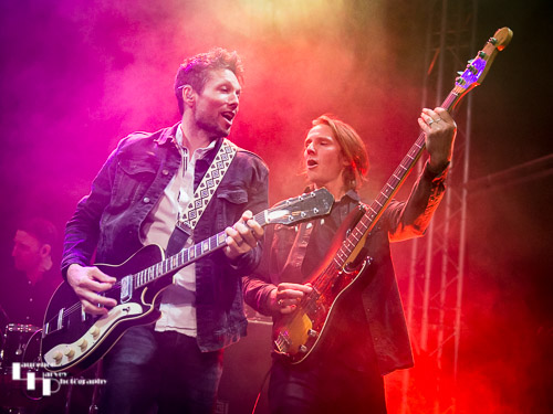 Aynsley Lister on guitar, Jono Martin on bass